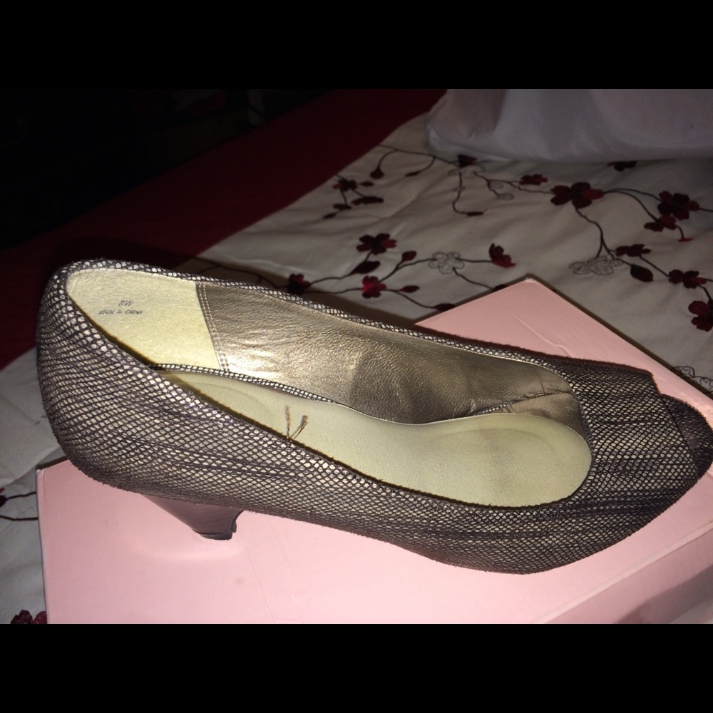 Dress Barn heels w/box size 8